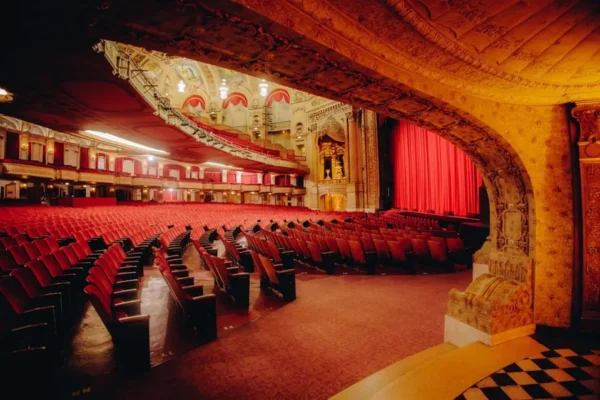The Chicago Theatre Tour Experience